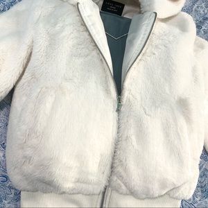 Selling a sweater by the brand Love Tree, medium size, color:white, warm & comfy